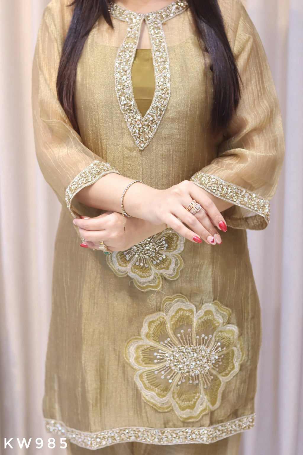 KW985 antique gold Crush Salsa patch embroidery detail